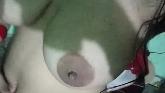 Слитая в сеть киску девушка трахает пальцами