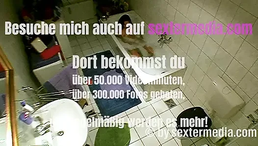 MILF Banyoda Kişisel Hijyen Yapıyor