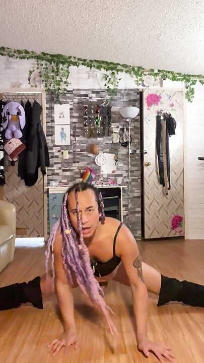 Striptease para aflojar mis botones Bae