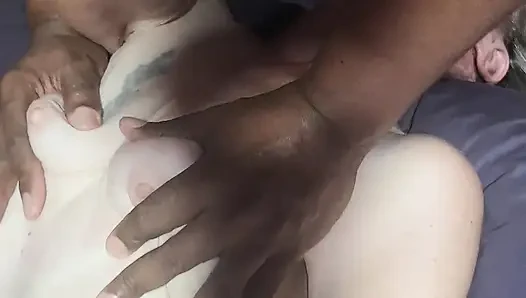 Gadis manis lagi asik sama besar pria kulit hitam