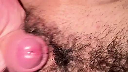 Azgın yarak büyük kıllı amcığımı ovuyor ve sikiyor ve işiyor ve boşalıyor