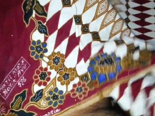 Pancutan mani di atas tekstil lungi makcik Motif Batik Ayu 526
