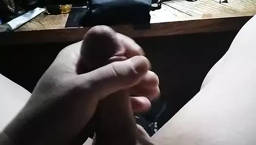 Yalnız mastürbasyon kalın beyaz yarak, geceleri kanepede mastürbasyon yapıyor