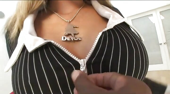 Gorąca blondynka milf zerżnięta w dupę i cipkę przez Monster Black Cocks That Cum w ustach