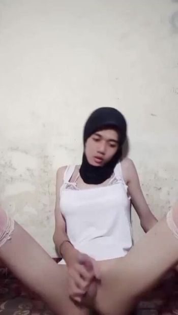 Masturbazione arrapa indonesiano travestito