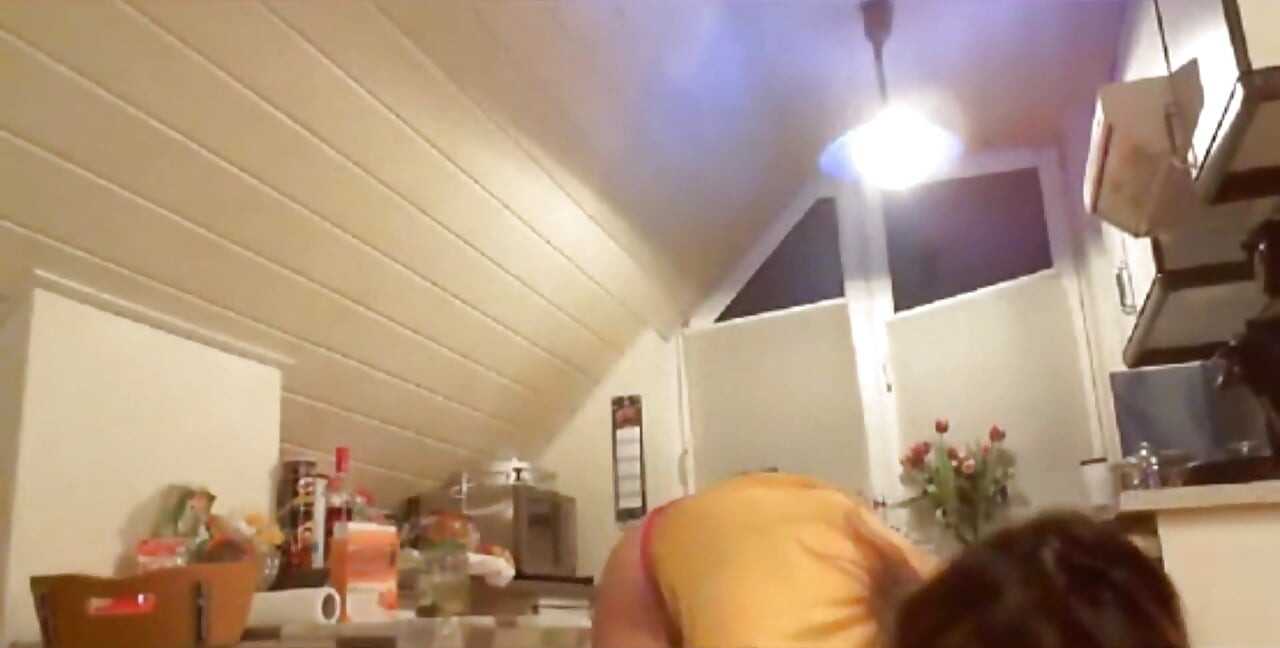 Büyük götlü ve gözlüklü sarışın sexydea