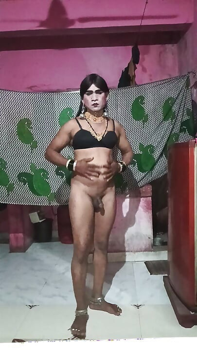 Madhuri bhabhi apni gand me do egg dalikali sari pehenkar