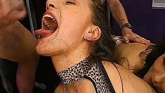 Cewek-cewek sange ini lagi asik ngentot kontol sampai lubangnya menganga lebar dan dicrot di dalam