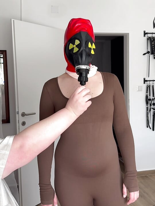 Gasmaske und strumpfhosen-Schichtung, titten BDSM-spiel