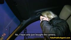 Une suceuse se fait éjaculer dessus après le sexe dans une voiture