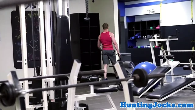 Amateur jock sucks off workout buddy