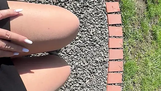 Sexy heiße stiefmutter ist geil und streichelt sich auf einer parkbank