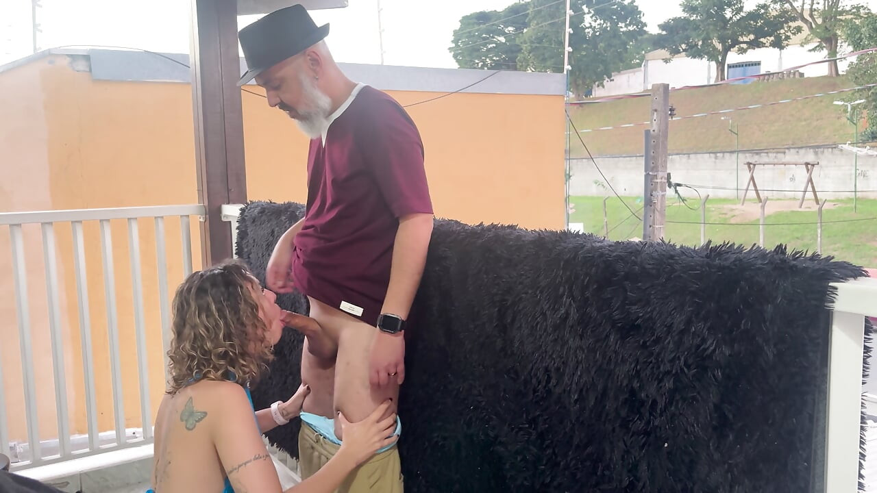 Extraños besándose en un balcón durante la fiesta.