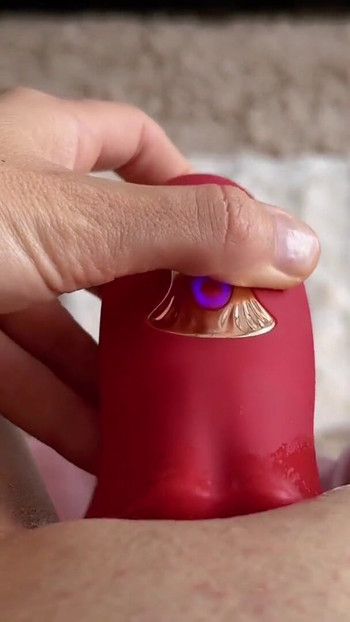 令人啪啪 "天哪!!这个舔阴的玩具舔我湿漉漉的阴户"