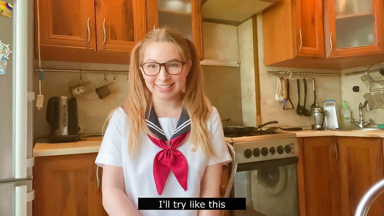 Cosplay em uniforme universitário japonês, menina se masturba e goza na cozinha