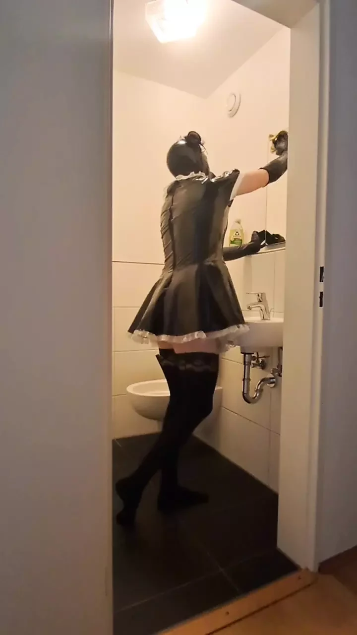 Sirvienta enjaulada esclava - limpiando el baño para la dominatrix y su novio