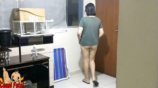 Esposa tentando se expor ao entregador de pizza e ao reparador