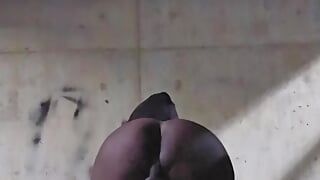 Il travestito nero piscia nel garage mentre fuma