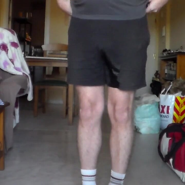 ジョンは彼の黒いショーツでおしっこをしている