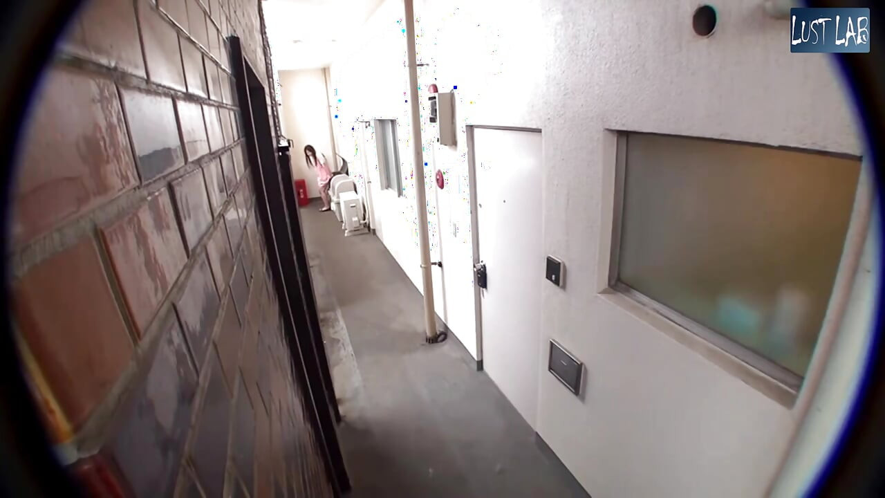 Betrapt op bewakers. Gênantheid verandert in een geheime sensatie deel 4