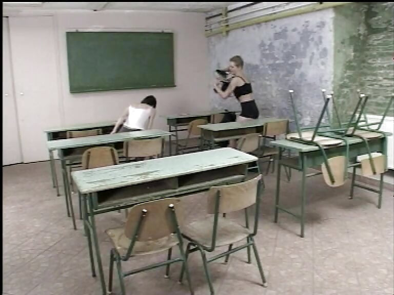 Σκληρό καυτό σεξ με τετράδα, πρόστυχα κορίτσια γαμιούνται με μεγάλες πούτσες!!