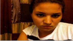 Gadis arab yang lucu sendirian di webcam