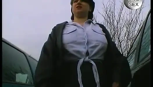 Mollige MILF-hure befriedigt ihre muschi im auto