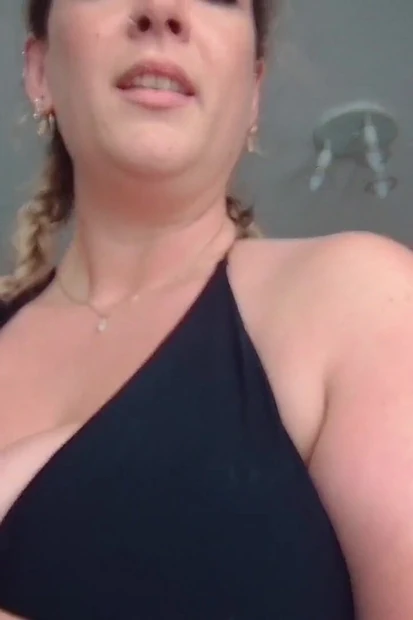 穿着小比基尼的大奶子胖美女化妆水迷人的乳交