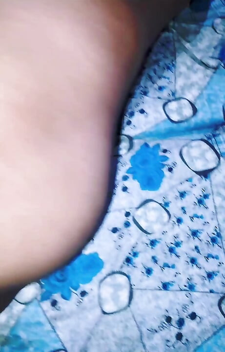 Hij stopte zijn hand in het poesje van zijn vrouw en haar poesje explodeerde.