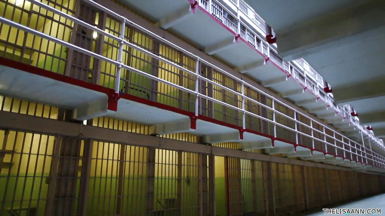 ليزا آن تهز زميلها في عالم الحراس في الحمام