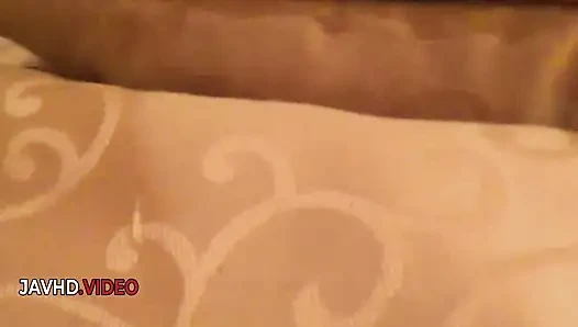 Ateşli Japon brownie kremsi göbeğiyle çifte penetrasyon maceralarının tadını çıkarıyor