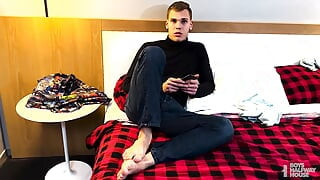 新しい男を荒らす