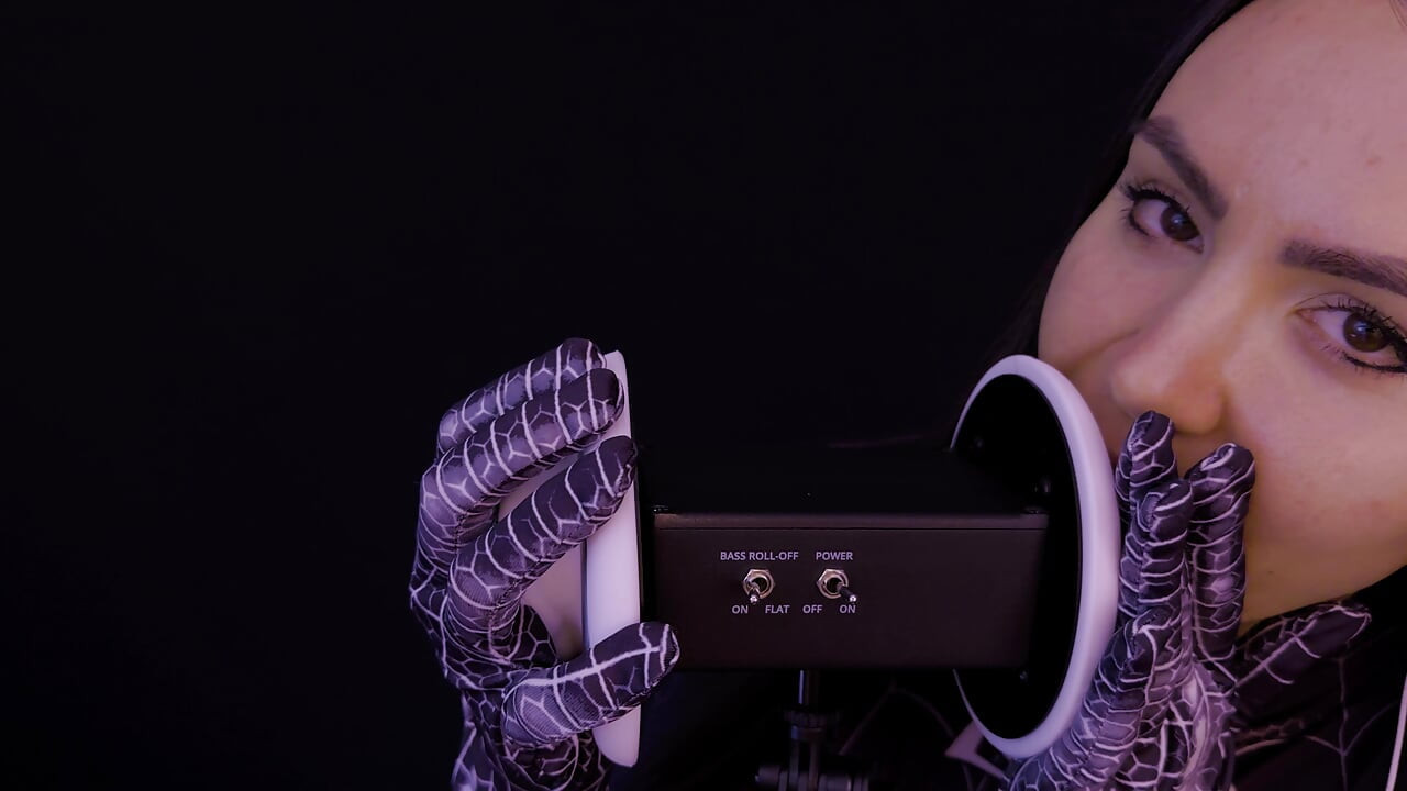 Asmr їсть вухо, облизуючи косплей дівчини-павука