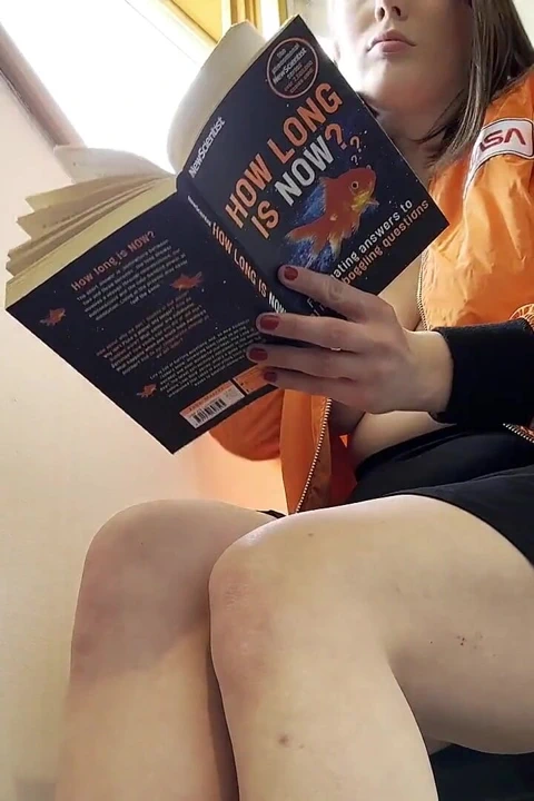 火辣紧致浮肿的阴户性感黑发社交媒体影响者穿着迷你短裙挑逗不穿内裤