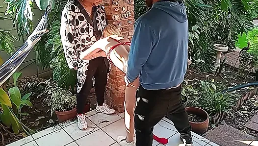 Sarışın biraz yarağın tadını çıkarıyor