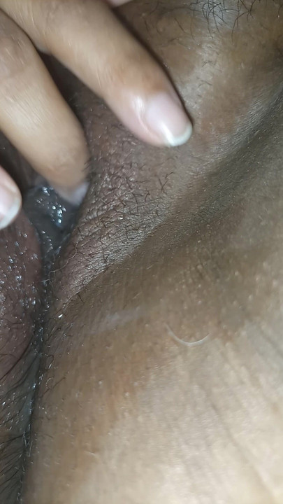 來撲滅我的火，我太濕了，因為你讓我射在你的嘴裏和你的雞巴裡