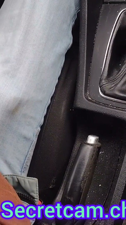 Toucher la bite d’un chauffeur Uber pour voir sa réaction | Clip 1