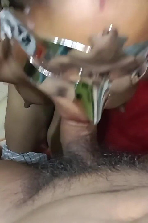 Poznato pušenje kurca zgodne indijske žene izbliza, on je ejakulirao u njena usta, indijska amaterska devojka.