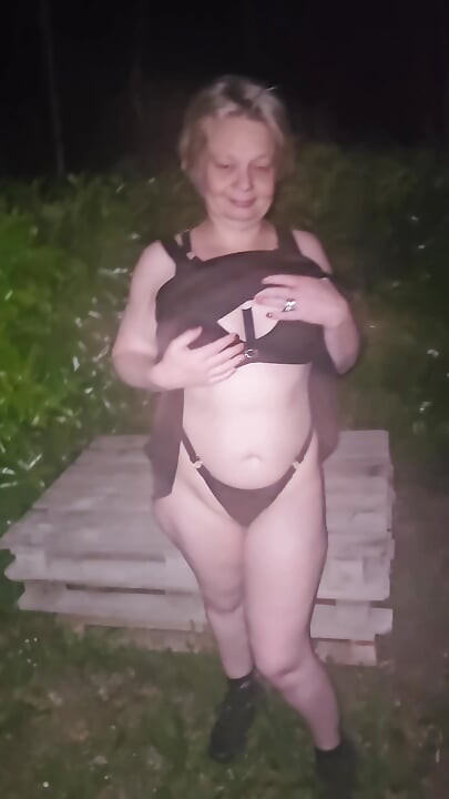 Megbassza a puncimat és a seggemet egy raklapon kint.