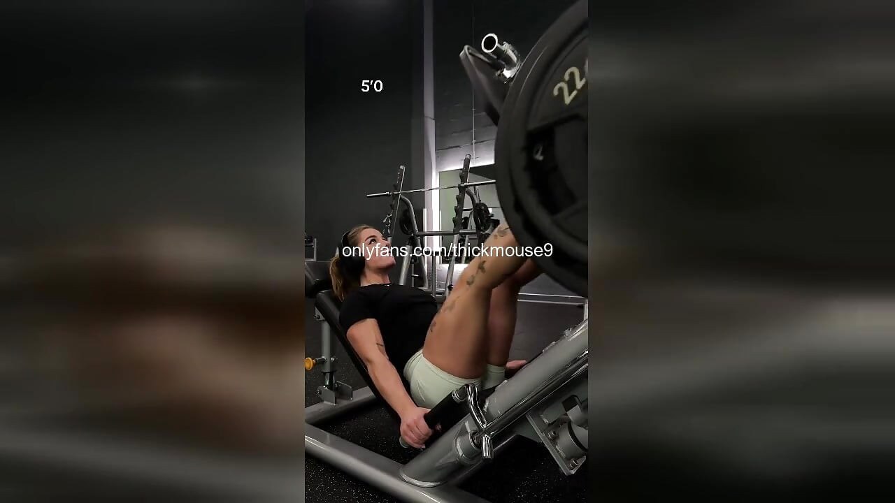 18χρονη κοπέλα από το γυμναστήριο αναβοσβήνει κατά λάθος το στενό μουνί της κατά τη διάρκεια ζωντανής ροής