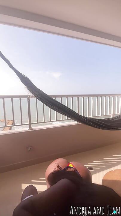 Frumoasă columbiană pe plajă o seduc pentru a o duce în camera mea