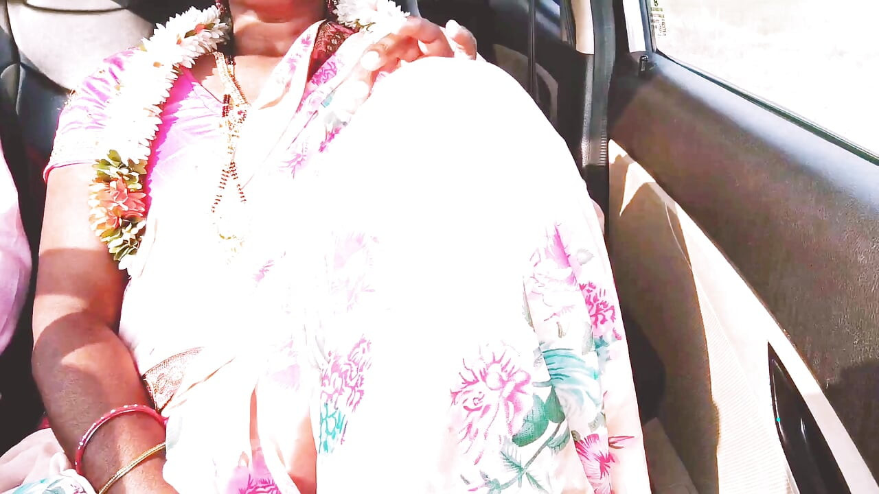 India folla en el coche en sari rosa intenta follar con un novio Charlas telugu firty.
