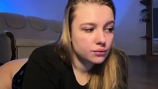 Jucielussie yüzüne oturuyor ve mastürbasyon yapıyor