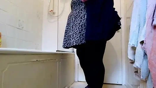 SSBBW telanjang membersihkan tampilan kamera bawah