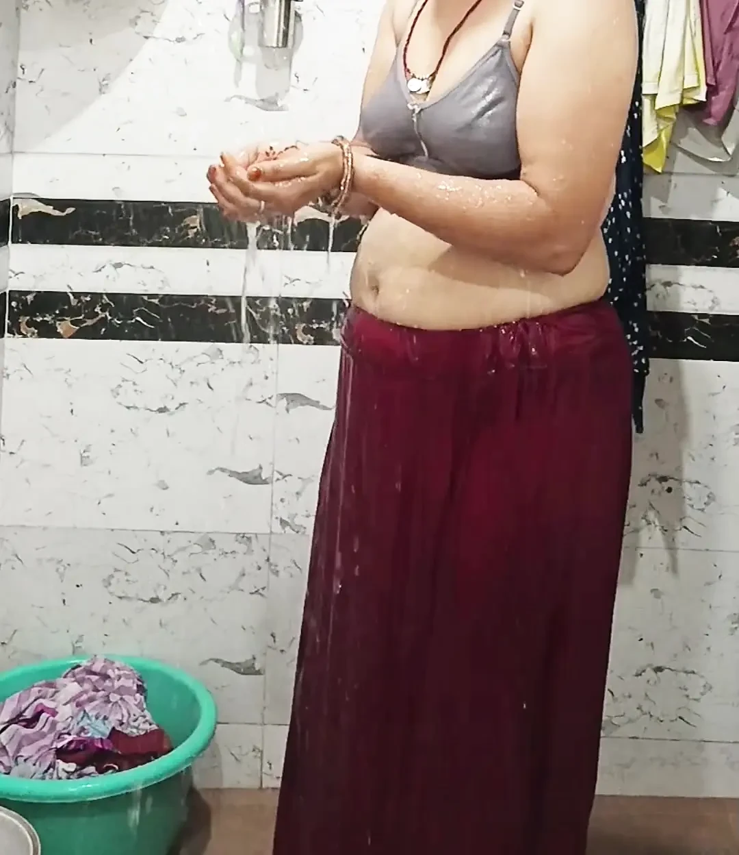 Priya Bhabi大屁股洗澡表演