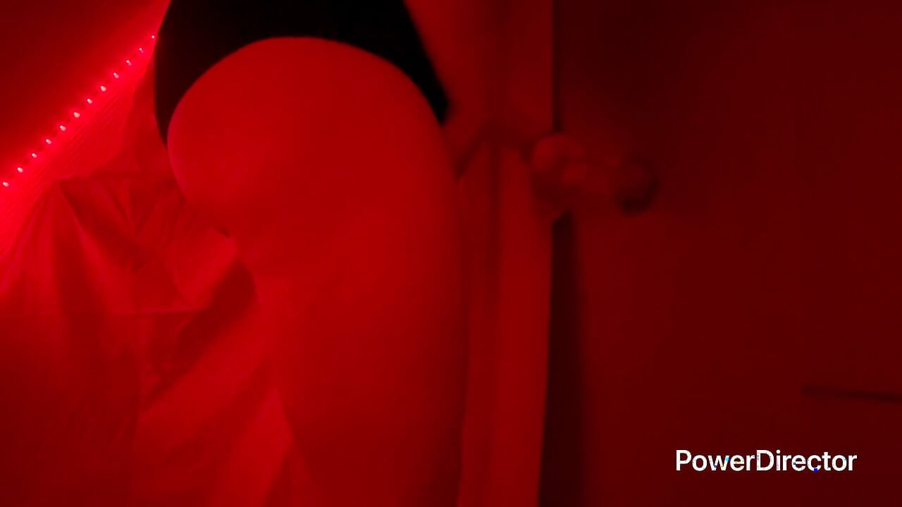 Glory Hole in a disco toilet, I suck a stranger