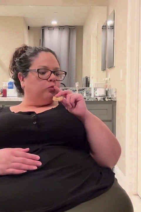 Plump Paradise: Snack N Chat