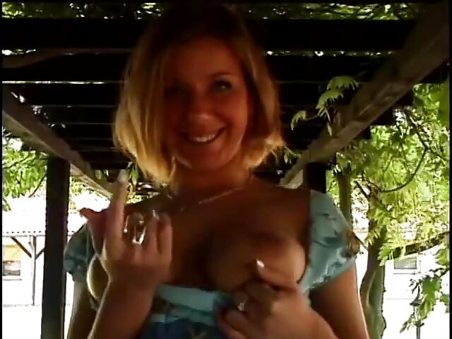 Sortudo cara fode a buceta e a bunda da garota gostosa mais jovem