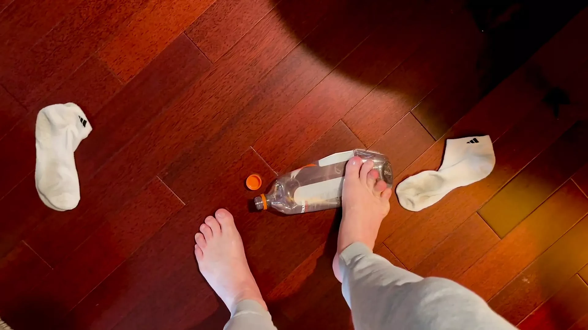 Esmagando e esmagando um vídeo de fetiche por pés