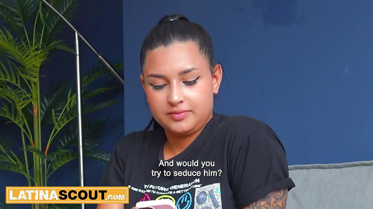 Gruby duży tyłek latina bikini modelki paski dla wielkiego szefa w castingu na kanapie